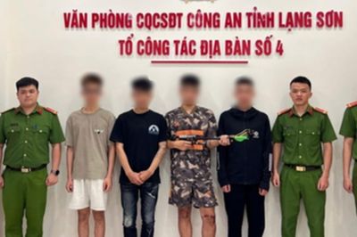 2 nhóm thanh thiếu niên vác hung khí hỗn chiến trong đêm
