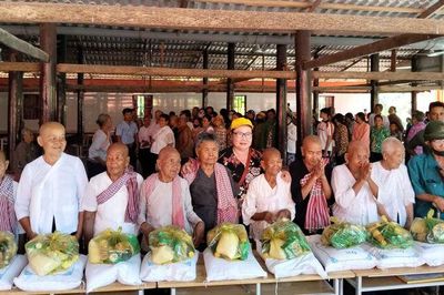 Hội Đoàn kết sư sãi yêu nước Cụm số 4 trao 200 suất quà cho đồng bào Khmer