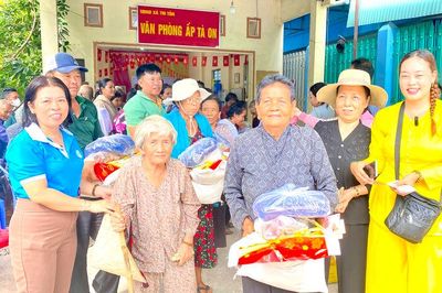 Tặng 150 phần quà cho phụ nữ xã Tri Tôn