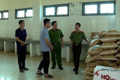 Bắt giữ 2 đối tượng sản xuất phân bón giả