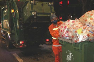 Nỗ lực trả lại đường phố sạch, đẹp sau đêm thi pháo hoa