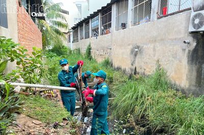 Phường Tây Nha Trang ra quân dọn vệ sinh môi trường khu vực sông Bà Vệ