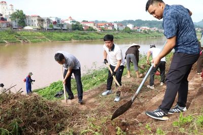 Gần 300 người tham gia hưởng ứng 'Ngày Chủ nhật xanh' tại phường Tam Thanh