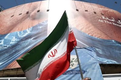 Nga - Ukraine tiếp tục leo thang, Mỹ - Iran bất ngờ hoãn ký thỏa thuận hòa bình
