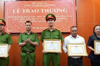 Khen thưởng các tập thể, cá nhân tham gia cứu nạn, cứu hộ vụ tai nạn giao thông tại xã Hòa Thắng