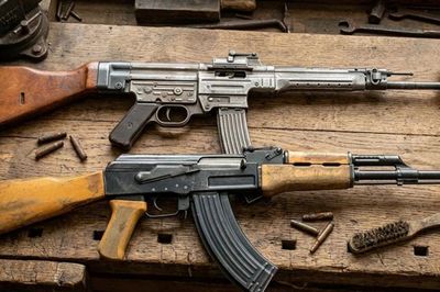 Giải mã huyền thoại AK-47: Từ tranh cãi thiết kế đến biểu tượng quân sự toàn cầu