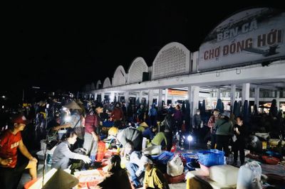 Chợ cá trước bình minh
