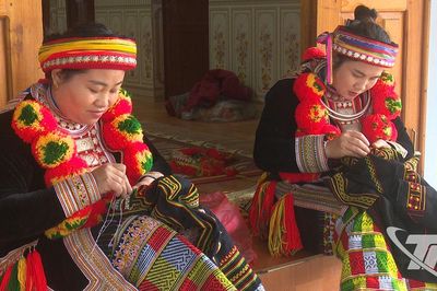 Gìn giữ nghề thêu thổ cẩm gắn với phát triển du lịch cộng đồng