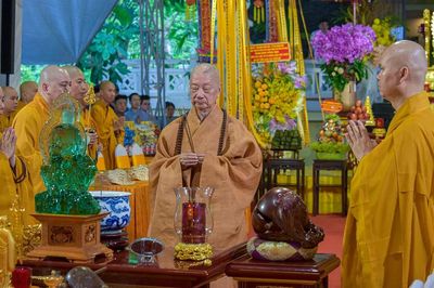 Đức Pháp chủ quang lâm thắp hương cầu nguyện siêu tiến anh linh liệt sĩ và đồng bào yêu nước