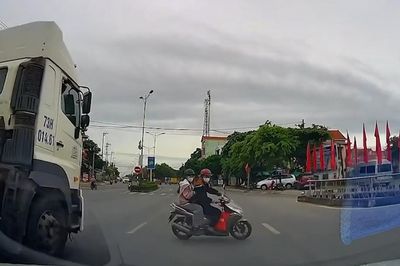 Cắt ngang đầu xe bồn, xe máy suýt bị ô tô khác đâm vào