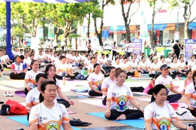 Đồng diễn Yoga nhân Ngày Quốc tế Yoga lần thứ 12