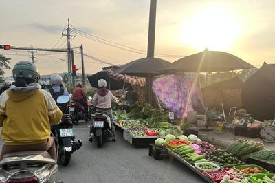 Chợ tạm chiếm lòng đường trong khu công nghiệp ở TP Hồ Chí Minh