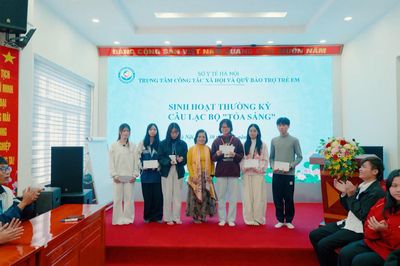 Trao học bổng cho học sinh có hoàn cảnh đặc biệt