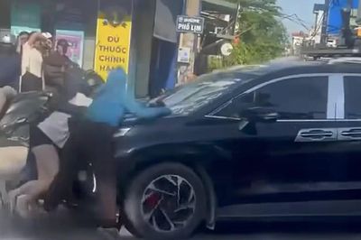 Xác minh vụ việc ba người phụ nữ bám nắp ca pô xe
