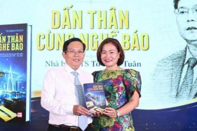 Ra mắt sách 'Dấn thân cùng nghề báo' của nhà báo - Tiến sĩ Tô Đình Tuân