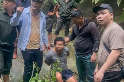 Kịch tính truy tìm nghi phạm sát hại bé trai 12 tuổi: Ẩn mình trong rừng sâu vẫn không thoát nhờ một thiết bị đặc biệt