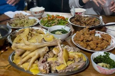 Chỉ mang vài con tôm từ đám cưới về cho con, tôi không ngờ mình trở thành đề tài bàn tán cả làng