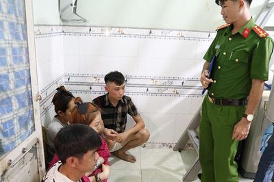 Đột kích phòng trọ số 7 ở Long Xuyên, phát hiện 'chuyện động trời' của nhóm nam nữ trẻ tuổi