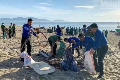 Hơn 1.500 tình nguyện viên ra quân làm sạch biển Sơn Trà, gỡ gần 100 kg lưới ma