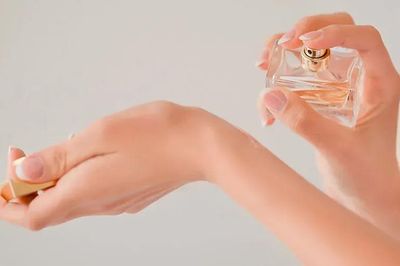 Muốn thơm cả ngày hè mà không bị nồng gắt? 5 bí quyết dùng nước hoa ít người biết
