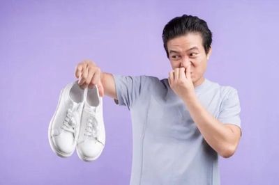 Giày bốc mùi mùa hè? 6 mẹo đơn giản từ nguyên liệu có sẵn trong nhà giúp khử mùi hiệu quả