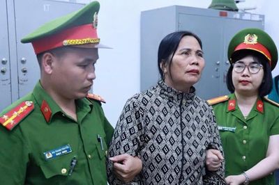 Tạm giữ người phụ nữ ném dao vào máy xúc tại công trường sân golf ở Tuyên Quang