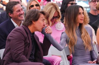 Khoảnh khắc Tom Cruise hôn tay vợ Beckham gây tranh cãi