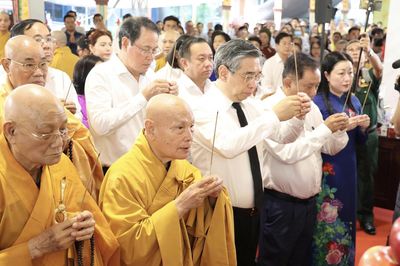 Lãnh đạo TP.HCM dự lễ cầu siêu, tưởng niệm liệt sĩ tại Công viên Lê Thị Riêng