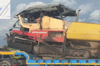 Xử phạt tài xế và chủ xe đầu kéo chở xe lu chằng buộc sơ sài trên cao tốc