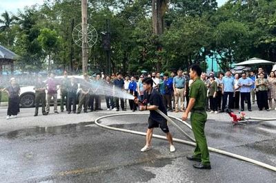 Gần 150 người tham gia trải nghiệm kỹ năng PCCC tại Bạch Mai