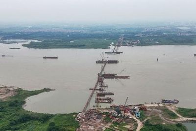 Toàn cảnh 3 trụ tháp chính cầu Thượng Cát dần hiện rõ trên sông Hồng