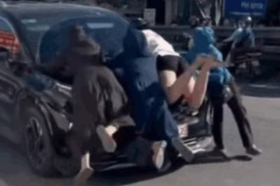 Hà Nội: Xôn xao cảnh ba người phụ nữ đu bám trên nắp capo xe ô tô con ở Phú Xuyên