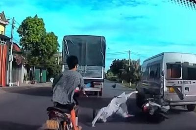 Xe máy tông thẳng vào đuôi xe khách đang đỗ ven đường tại Hưng Yên, 2 người tử vong