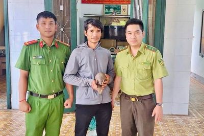 Người đàn ông bàn giao con vật quý hiếm có nguy cơ tuyệt chủng