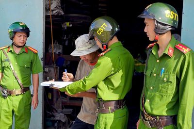 Công an phường An Phú Đông ra quân xử lý lấn chiếm vỉa hè đường Đỗ Mười