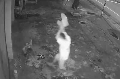 Camera ghi lại cảnh cụ ông bán vé số bị đánh đập, lục túi lấy tài sản