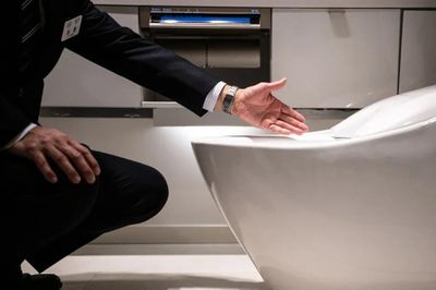 Thứ quen thuộc trong nhà vệ sinh 'cháy hàng' vì AI