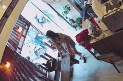Chủ quán ở TP.HCM ngủ quên, khách chờ 30 phút rồi lao vào phụ mở hàng