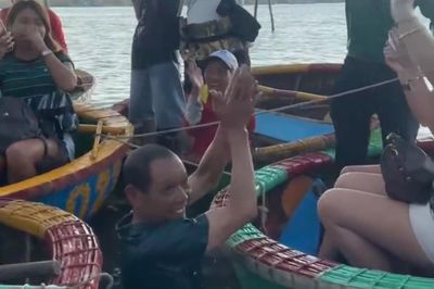 Khách Tây reo hò khi người lái thúng lặn sông giúp tìm điện thoại
