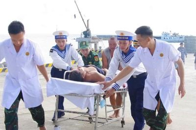 Kịp thời cấp cứu ngư dân bị đứt lìa cẳng chân phải tại Đặc khu Trường Sa