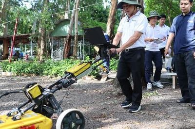 Dùng radar rà từng mét đất để tìm kiếm liệt sĩ chôn tại công viên Lê Thị Riêng