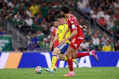 Thụy Điển thị uy sức mạnh, tiếp tục bất bại trận mở màn World Cup