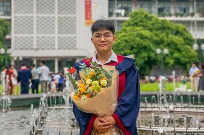 Nhận tin tốt nghiệp sớm loại xuất sắc, nam sinh xúc động nhớ những giờ tăng ca của bố mẹ ở quê