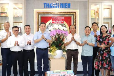 Đồng chí Dương Anh Đức thăm, chúc mừng các cơ quan báo chí