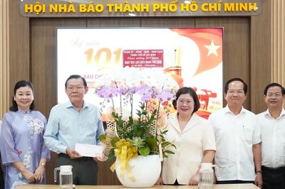 Phó Bí thư Thành ủy TPHCM Văn Thị Bạch Tuyết thăm, chúc mừng các cơ quan báo chí