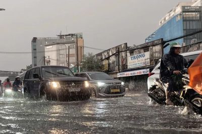 Mưa lớn gây ngập sâu ở TPHCM, giao thông ùn tắc
