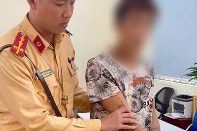 Phát hiện người đàn ông giấu heroin trong ốp điện thoại