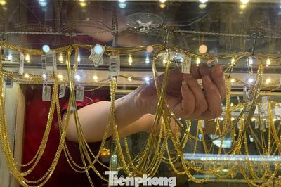 Hết thời tất tay với vàng