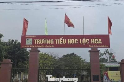Phụ huynh tố nhà trường bớt tiền thưởng để in giấy khen, hiệu trưởng nói gì?