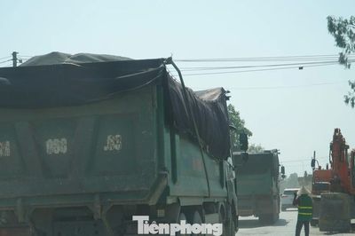 Tuyến đường oằn mình gánh hàng trăm lượt xe tải mỗi ngày